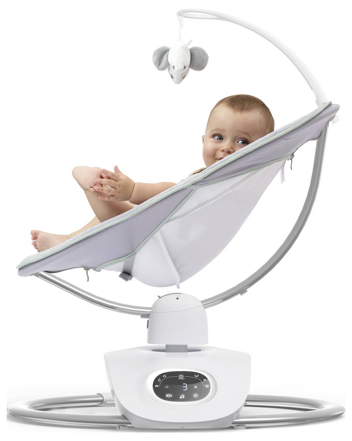 En bebis som sitter i en modern, böjd babygynvagn med en hängande gosedjursleksak ovanför, med en digital kontrollpanel på basen.