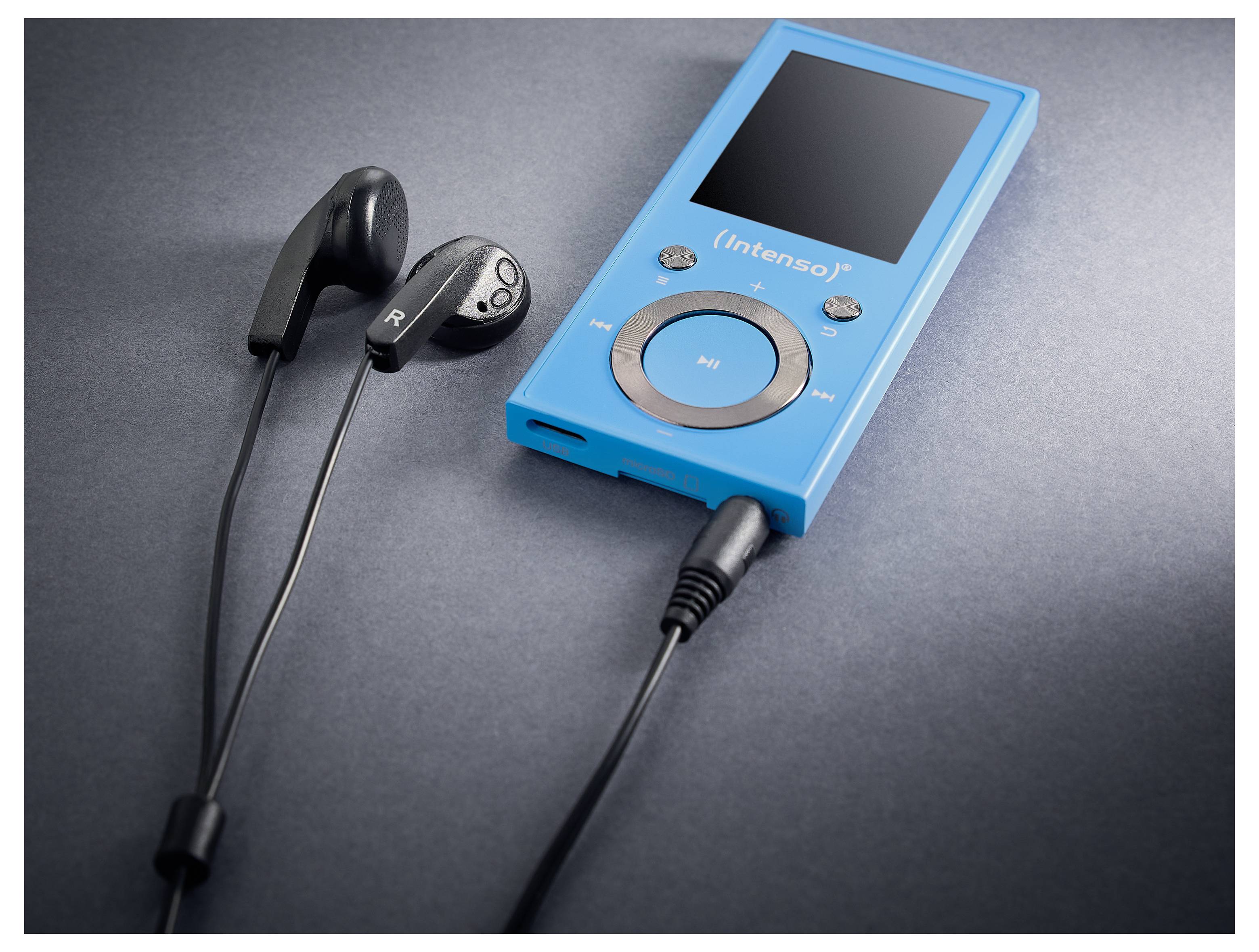En blå bärbar mediaspelare med hörlurar, utrustad med kontrollknappar och ansluten via ett hörlursuttag, placerad på en grå yta.
