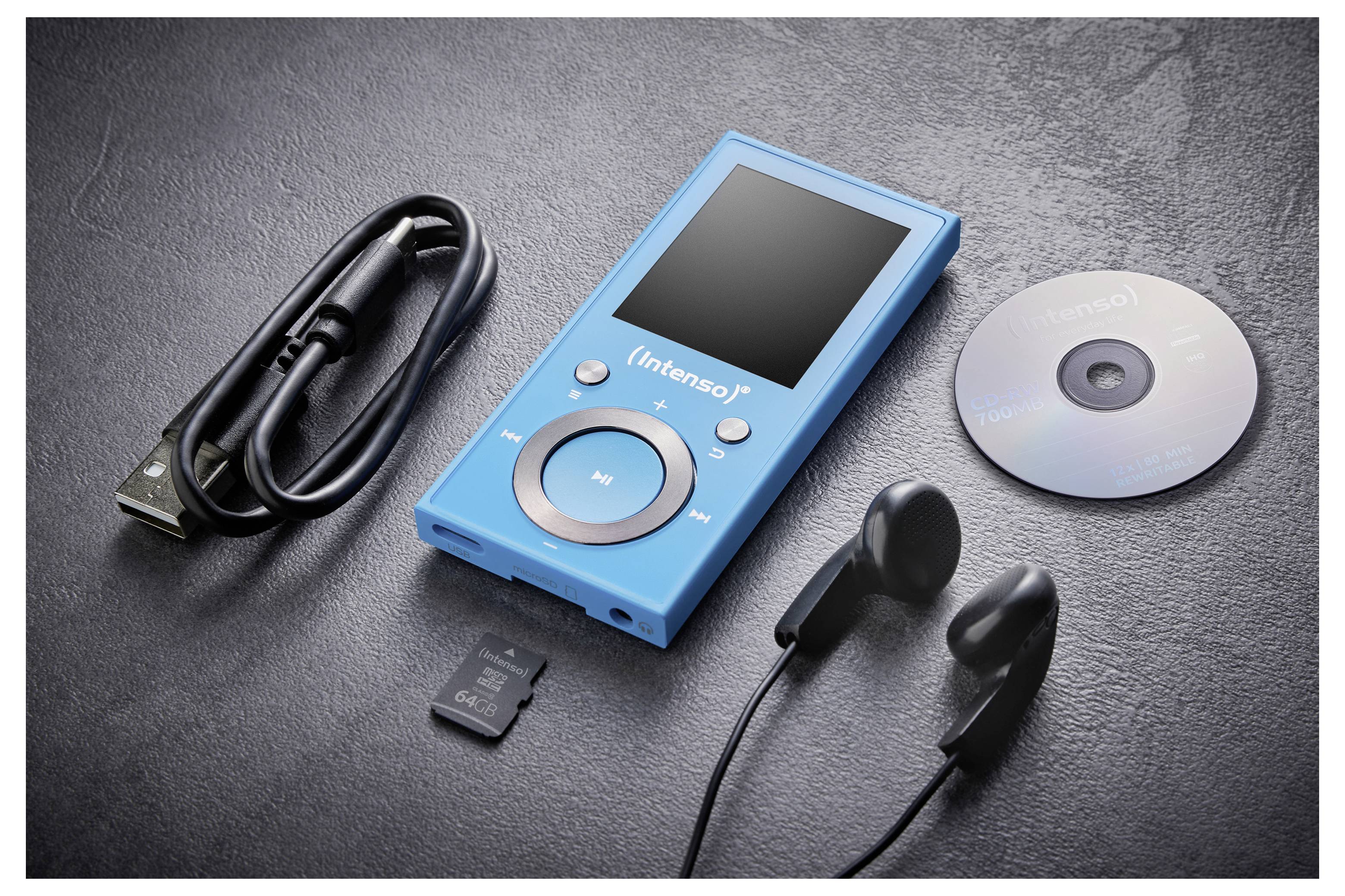 En blå Intenso MP3-spelare med hörlurar, USB-kabel, microSD-kort och CD på en mörk yta.