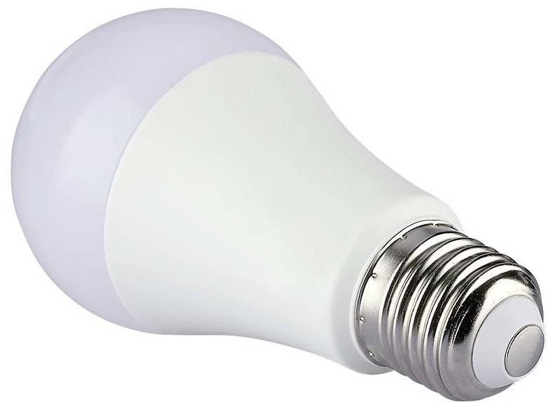 En vit LED-glödlampa med metallisk skruvbas, avsedd för standardarmaturer, visad mot en enkel bakgrund.