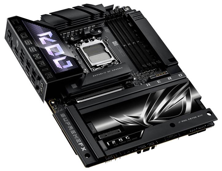 ASUS ROG Crosshair-moderkort med flera RAM-platser, en CPU-sockel och integrerade kylflänsar för spelprestation.