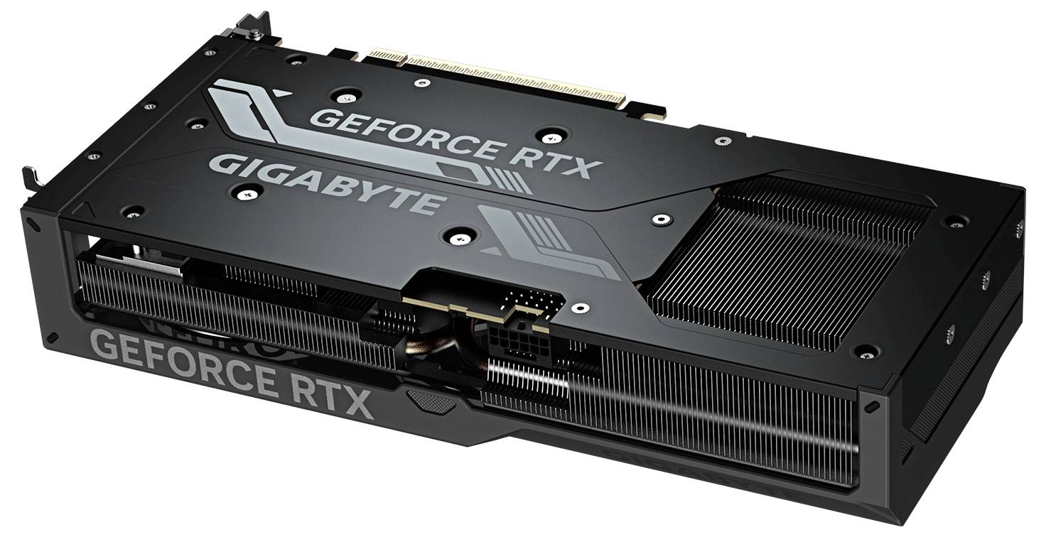 Ett svart Gigabyte GeForce RTX grafikkort som visar kylkomponenter och varumärkesdetaljer på sido- och bakpanelen, vilket indikerar dess användning i speldatorer.