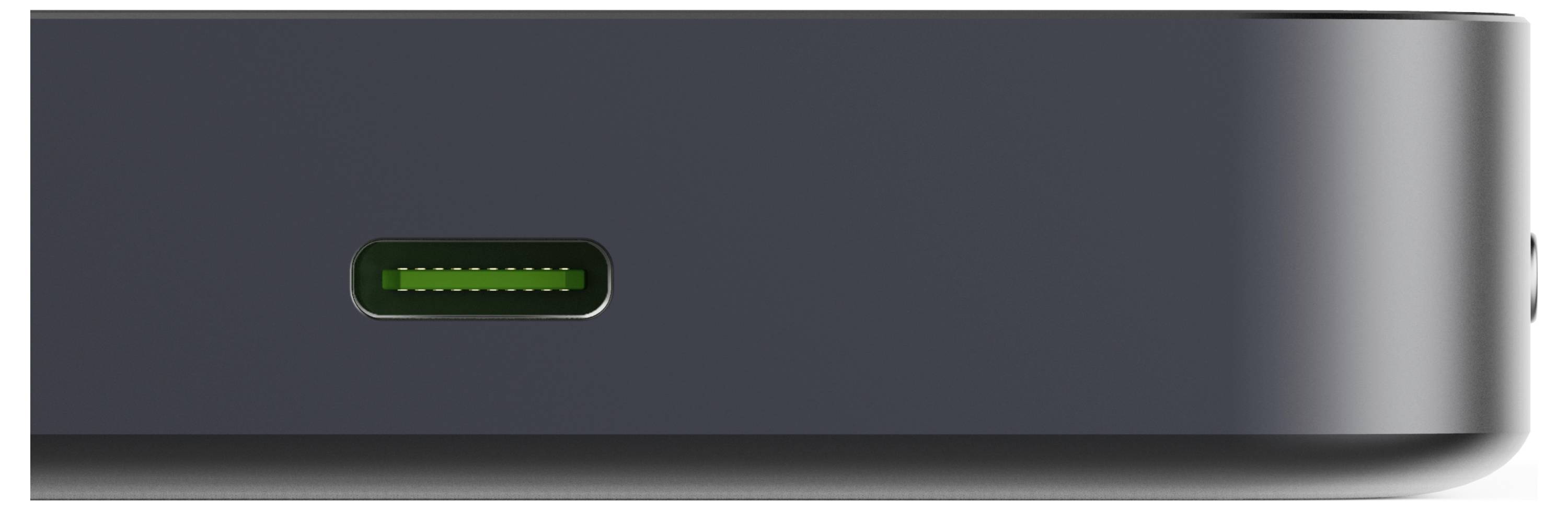 Närbild av en mörkfärgad elektronisk enhet, med en USB-C-port på sidan.