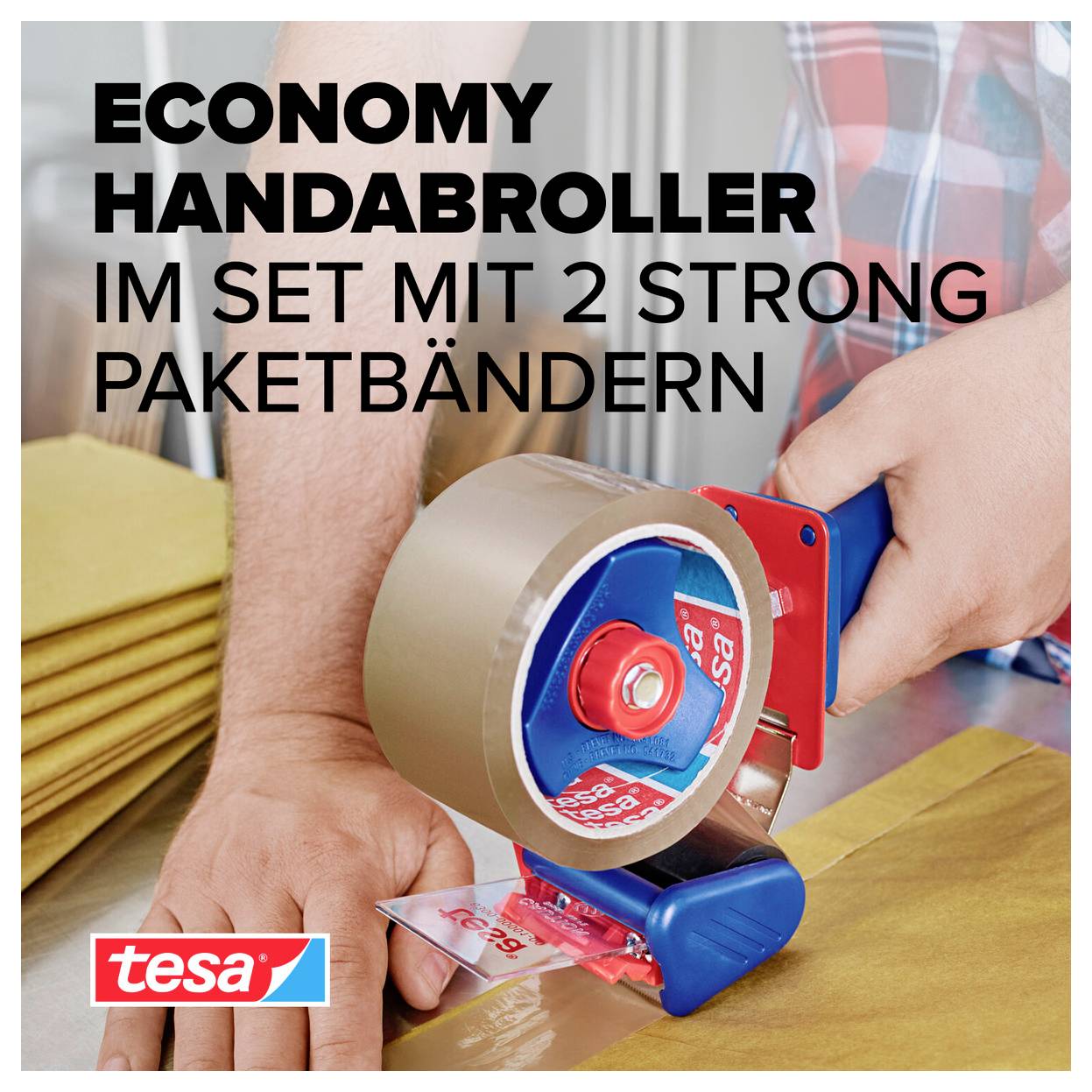 Förpackningsslutningsapparat 'ECONOMY HANDABROLLER' i set med 2 starka paketband; en person limer ett paket.
