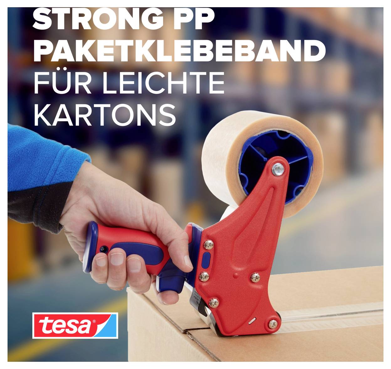 Hand håller en röd tesa-förpackningsklebeband-avrollare på en kartong; Text: 'STARKT PP-FÖRPACKNINGSKLEBEBAND FÖR LÄTTA KARTONGER'.