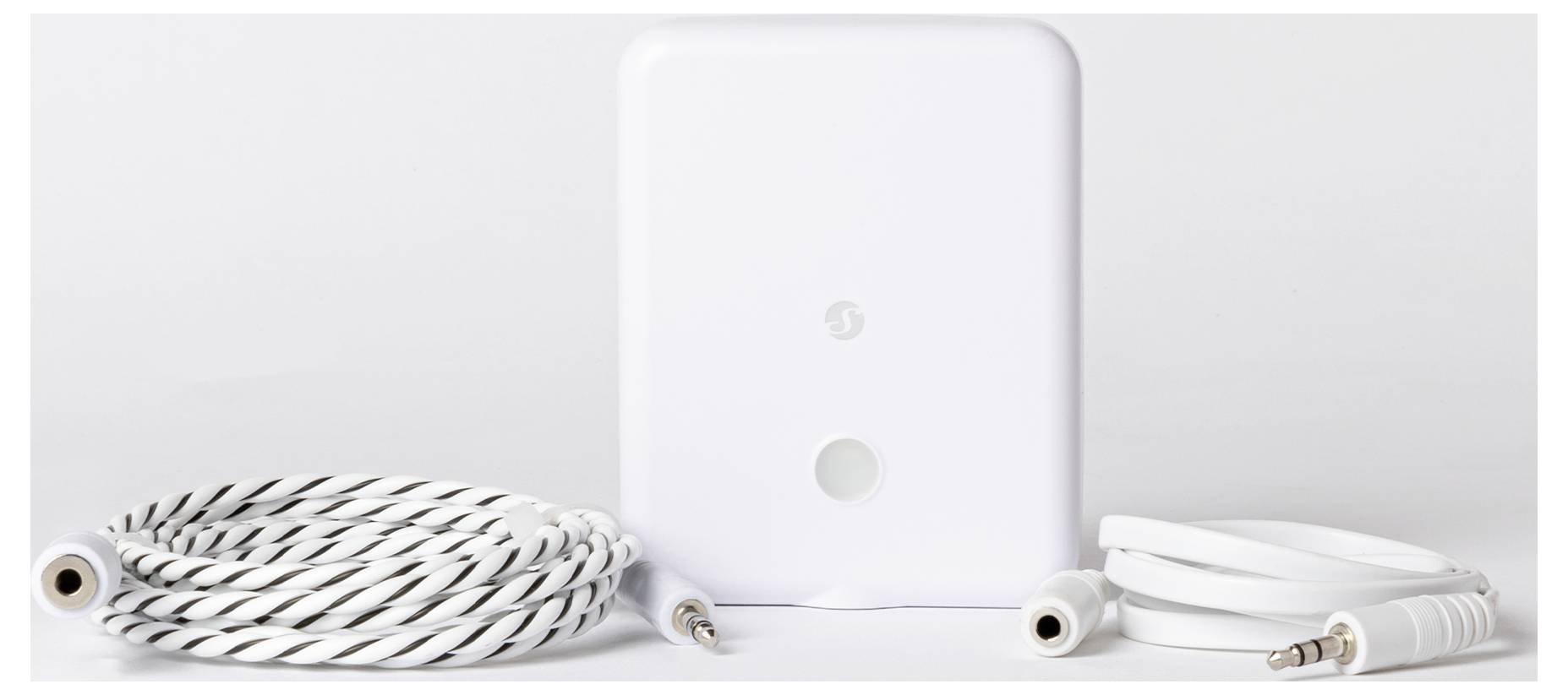 En vit elektronisk enhet med två kopplade kablar, en randig och en slät, utrustad med olika kontakter för ljud- eller dataöverföring.