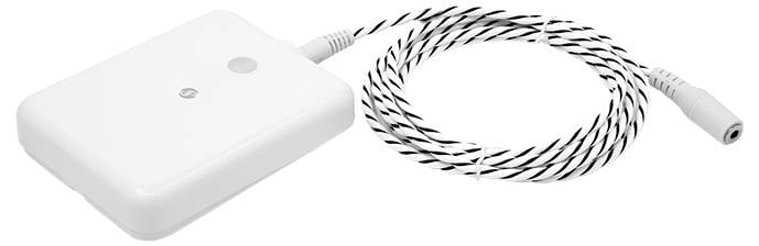 En vit elektronisk enhet med en randig kabel och en kontakt, används för anslutning eller laddning, placerad mot en vanlig vit bakgrund.