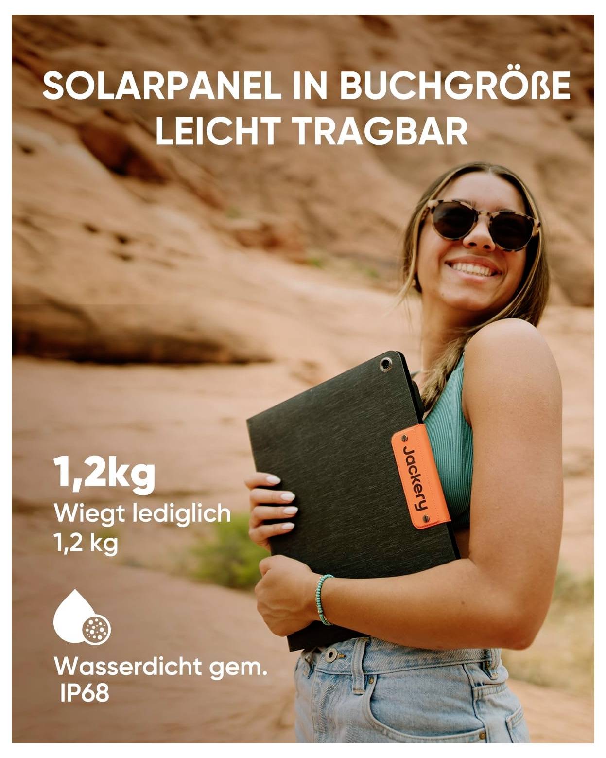 Kvinna som håller en kompakt, portabel solpanel, ler i ökenlandskap. Text lyder: Solpanel i bokstorlek, lätt portabel, 1,2 kg, vattentät enligt IP68.