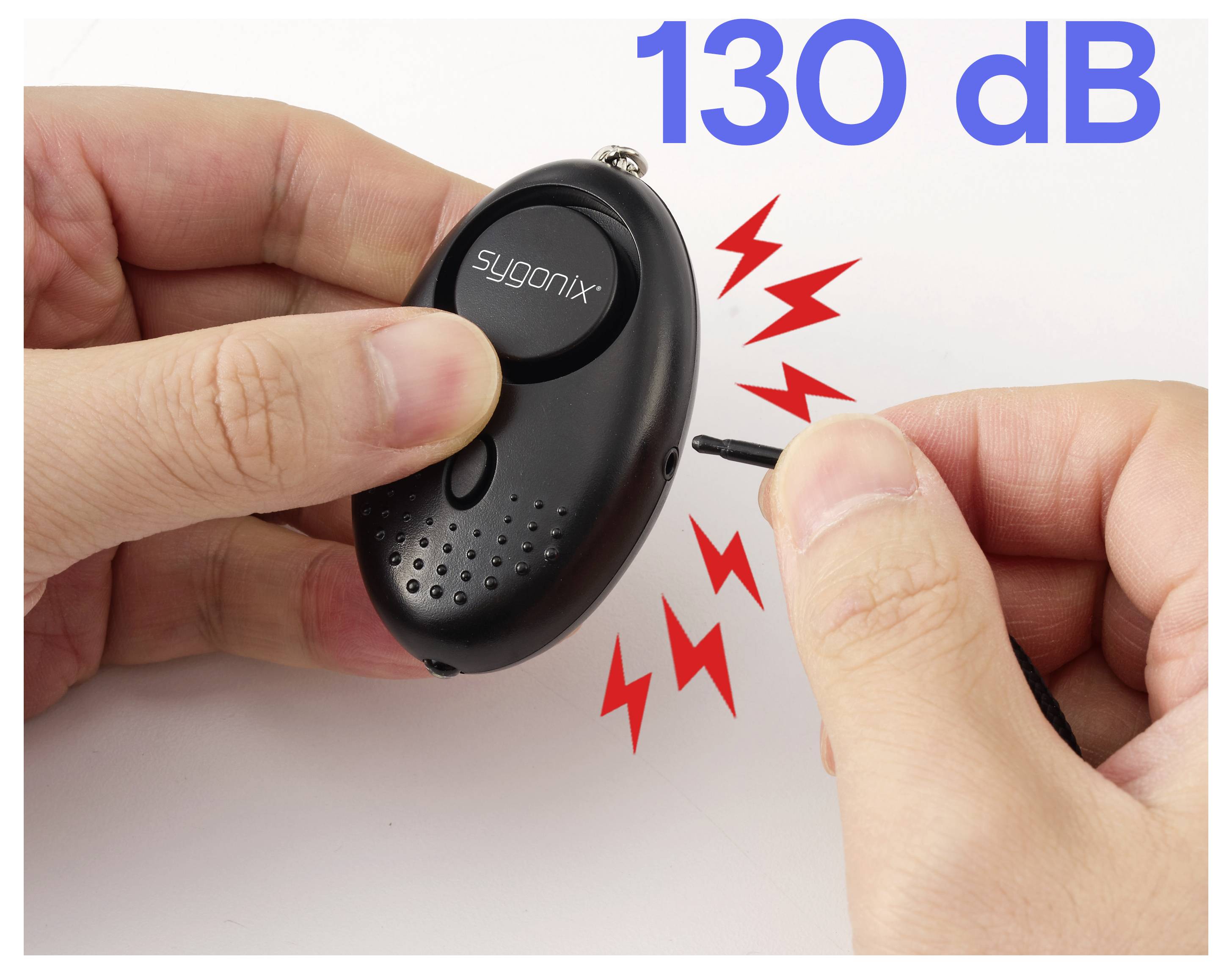 Händer håller en liten svart "sygonix" larmöverföringsenhet medan en stift dras ut; stor text läser "130 dB" med röda blixtstrålor som indikerar högt ljud.