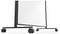 Två mobila vita tavlor med hjul, placerade parallellt, på en vit bakgrund. En tavla överlappar delvis den andra.