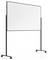 En mobil whiteboard på hjul, med en rektangulär ram och en stor tom vit yta, lämplig för skrivning eller ritning.