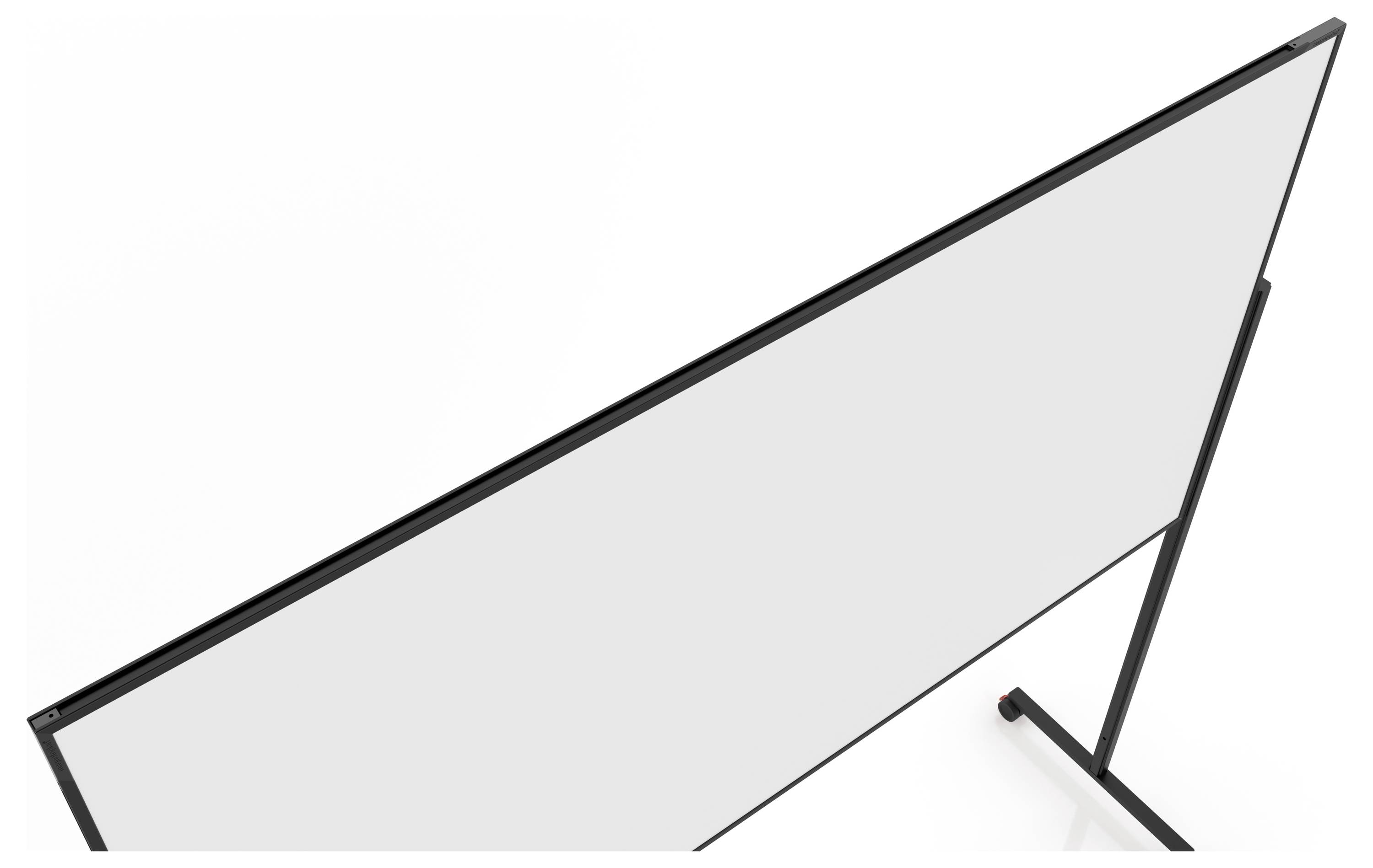En lutad vit projektionsskärm med en svart metallram på ett stativ mot en enkel vit bakgrund, betraktad från en övre vinkel.