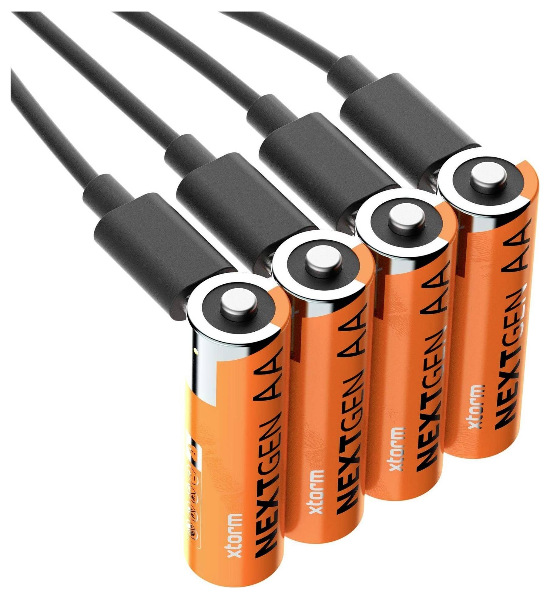 Fyra uppladdningsbara AA-batterier med orange hölje märkta "NEXTGEN AA" är anslutna med kablar, vilket indikerar laddning.