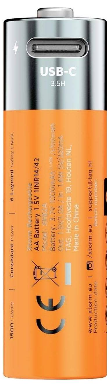 Ett orange USB-C-uppladdningsbart AA-batteri med tekniska detaljer och säkerhetsmärkningar tryckt på dess sida.