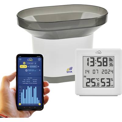 En person håller en smartphone som visar väderdata-diagram bredvid en digital väderstation som visar tid, datum, temperatur och luftfuktighet.