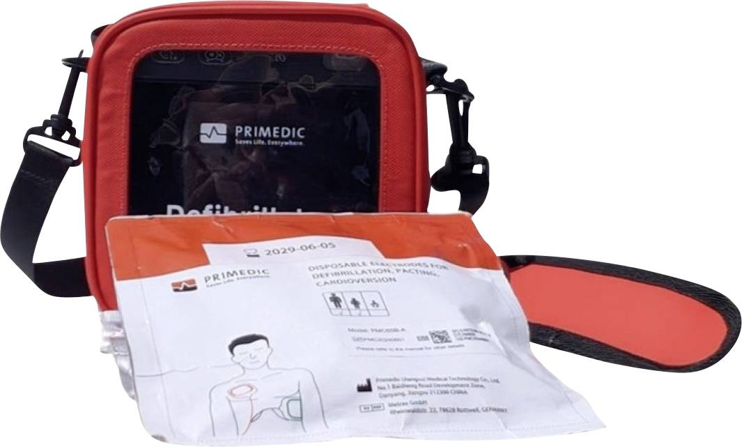 Röd automatisk extern defibrillator i ett bärfodral med remmar, visad tillsammans med ett CPR-instruktionsblad och elektrodplattor utlagda framför.