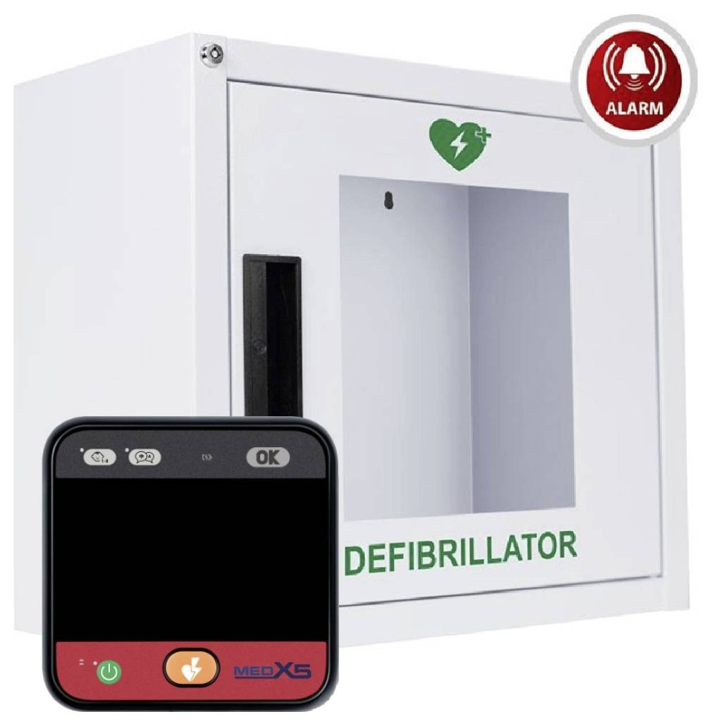 En vit väggmonterad defibrillatorskåp med en grön hjärtlogo och texten "DEFIBRILLATOR". En "ALARM"-symbol finns i det övre högra hörnet.