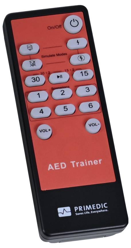 Röd AED-tränare fjärrkonroll med flera märkta knappar, inklusive På/Av, lägesval, siffror, volym och spela/pausa, märkta PRIMEDIC.