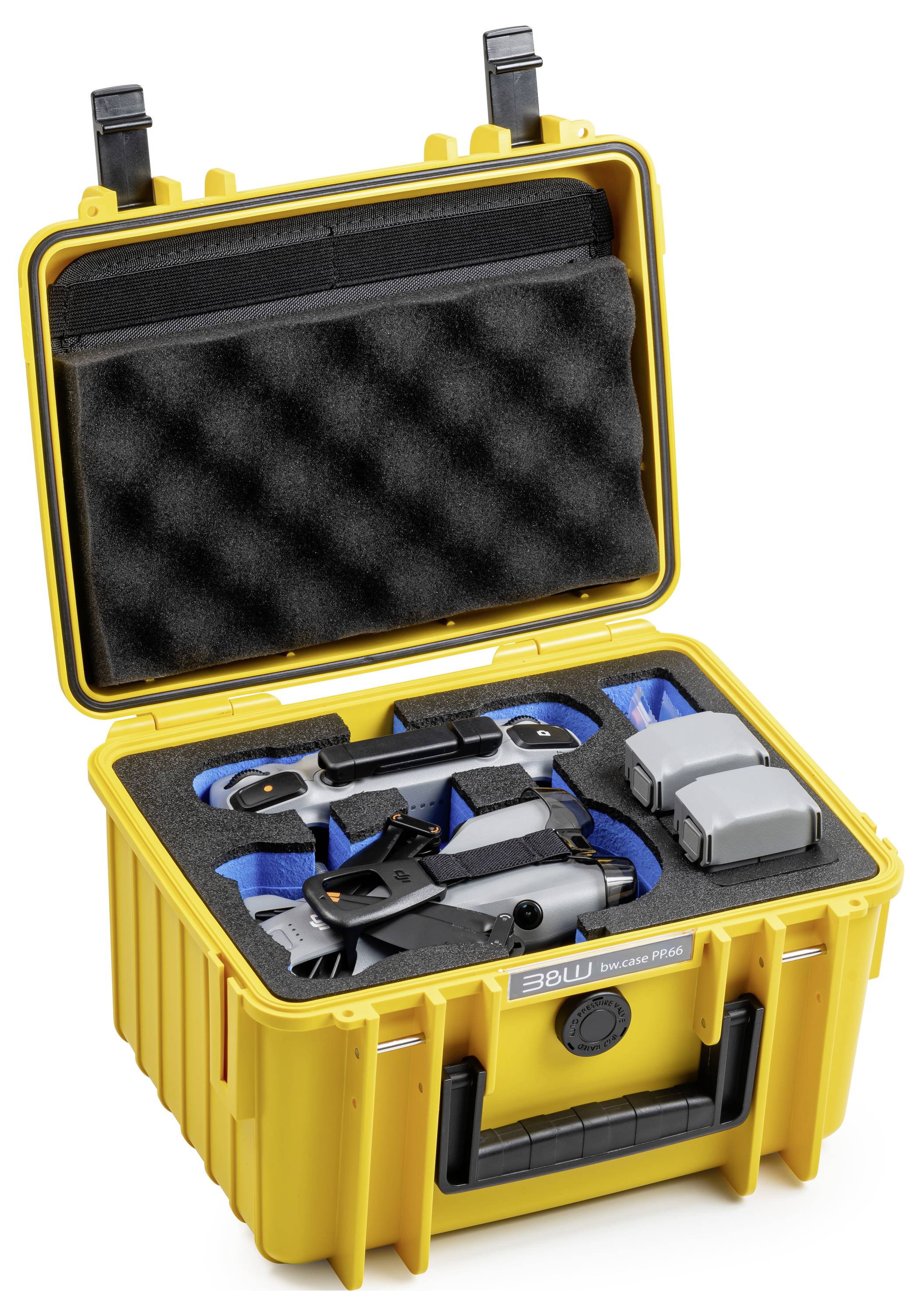 Ett gult skyddsfodral innehåller en kompakt drönare med veckade propellrar, extra batterier och tillbehör, redo för transport eller lagring.
