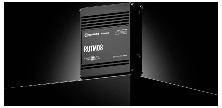En svart modem märkt "RUTM08" från Teltonika Networks, placerad på en glansig svart yta, som betonar dess släta och moderna design.