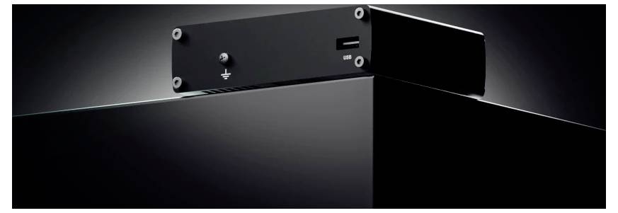 En svart bärbar batteripall från Dell med en spiralformad USB-C-kabel, designad för att ladda elektroniska enheter medan du är på vägen.