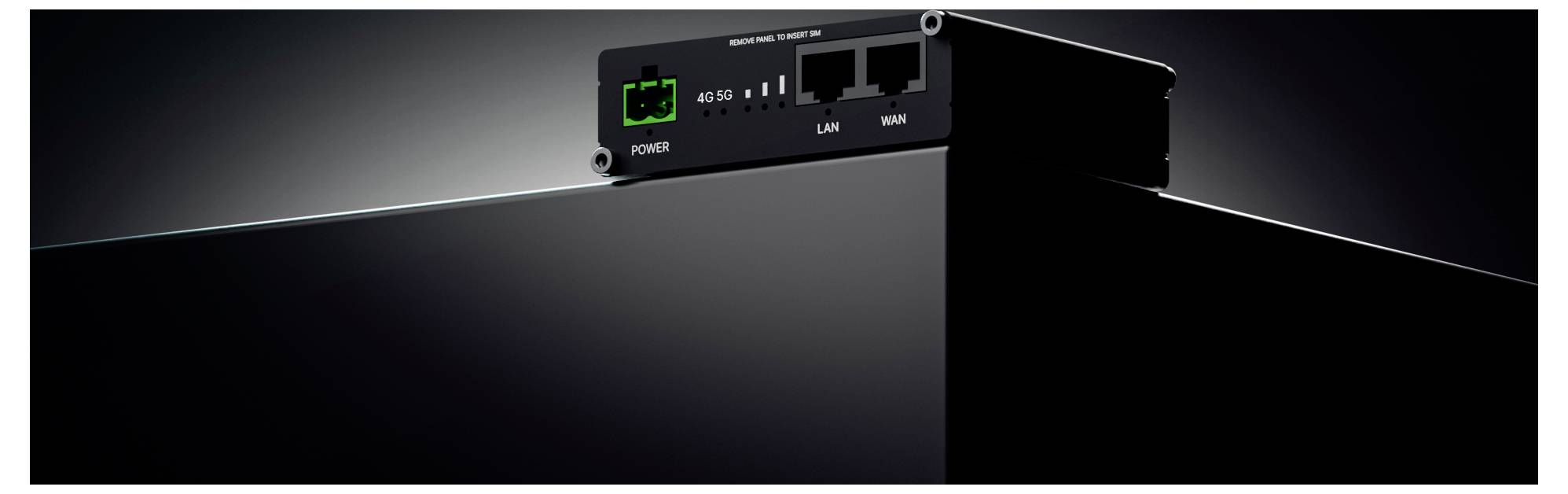 'Svart router med LED-indikatorer och portar för strömförsörjning, LAN och WAN på en mörk bakgrund.'