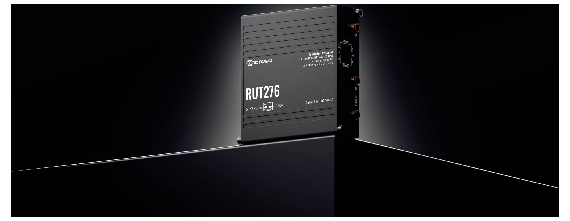 En snygg, svart rektangulär modem märkt "RUT276" från Teltonika, positionerad på en mörk reflekterande yta med subtila belysningsaccenter.