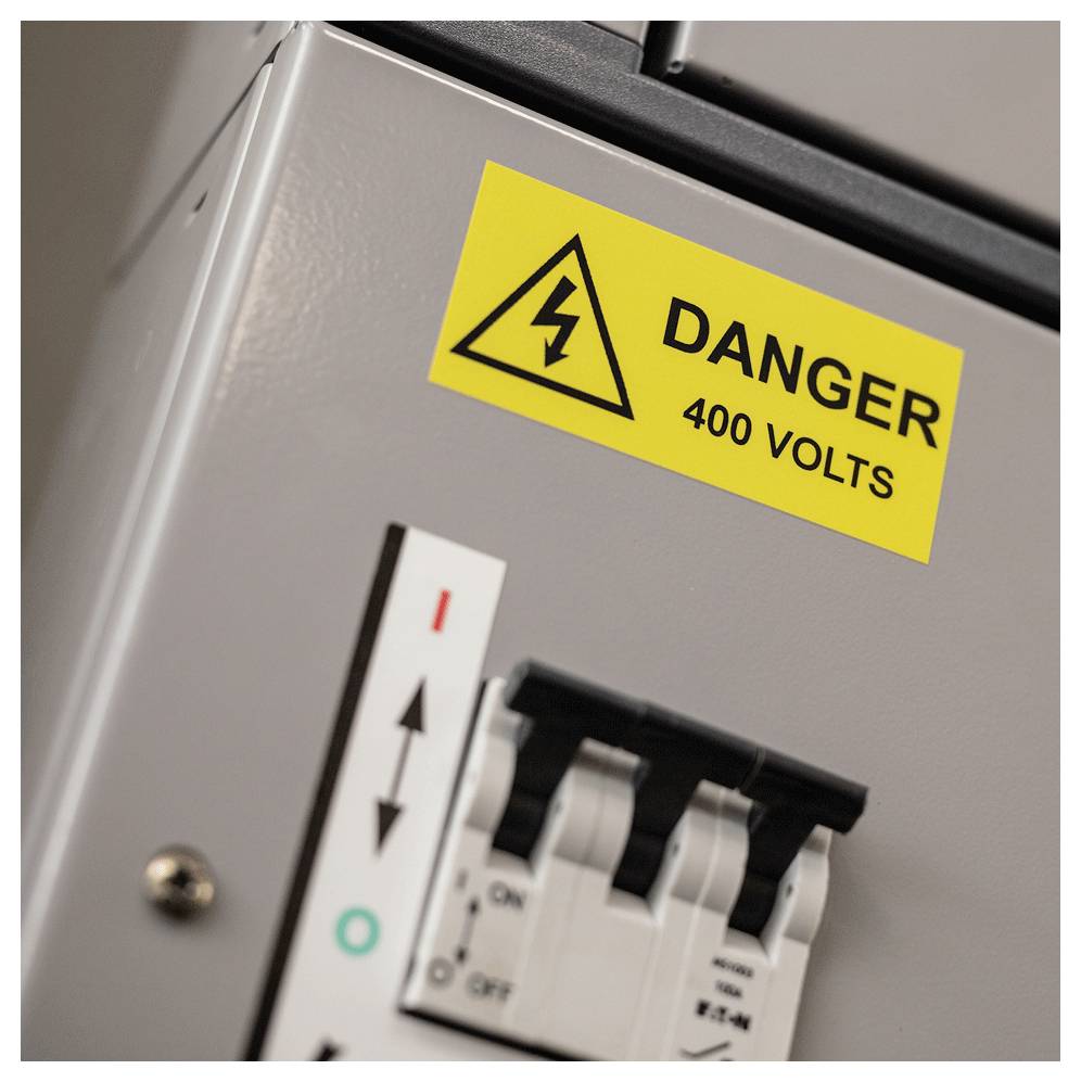 Elekrisk panel med en gul varningsetikett som läser "Fara 400 Volt", vilket indikerar högspänning och potentiell elektrisk fara.