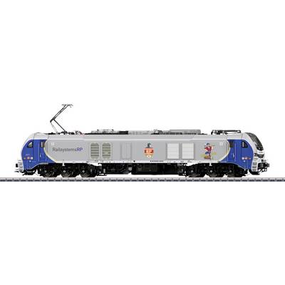 En modern ellokomtiv med blå och grå färgschema, märkt "Railsystems RP" och med en tecknad karaktär på sidan, på järnvägsspår.