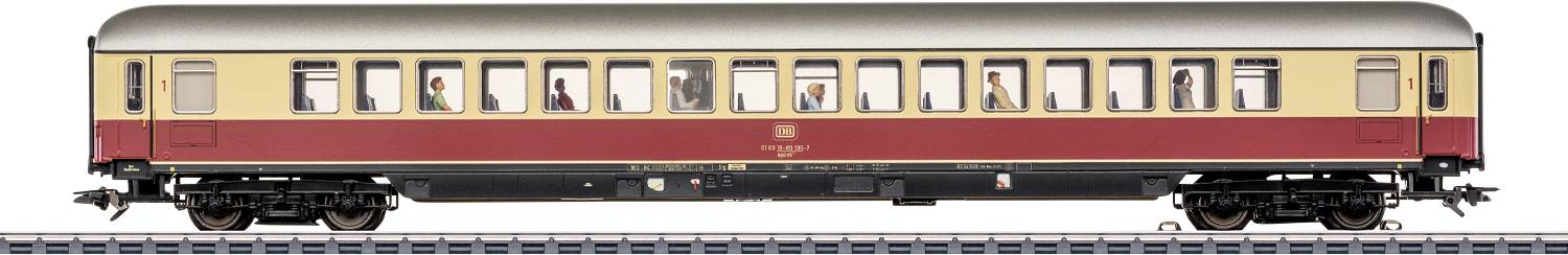 En vintage passagerartågvagn på spår med flera fönster som visar passagerare sittande inuti, vilket visar en klassisk design.