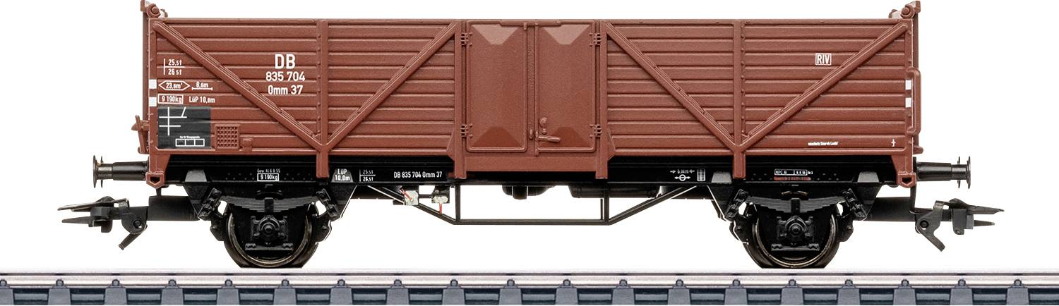 En brun modelltogsfrakt­vagn med DB-logotyp, visad på spår, sedd från sidan, med detaljerade hjul och understell.