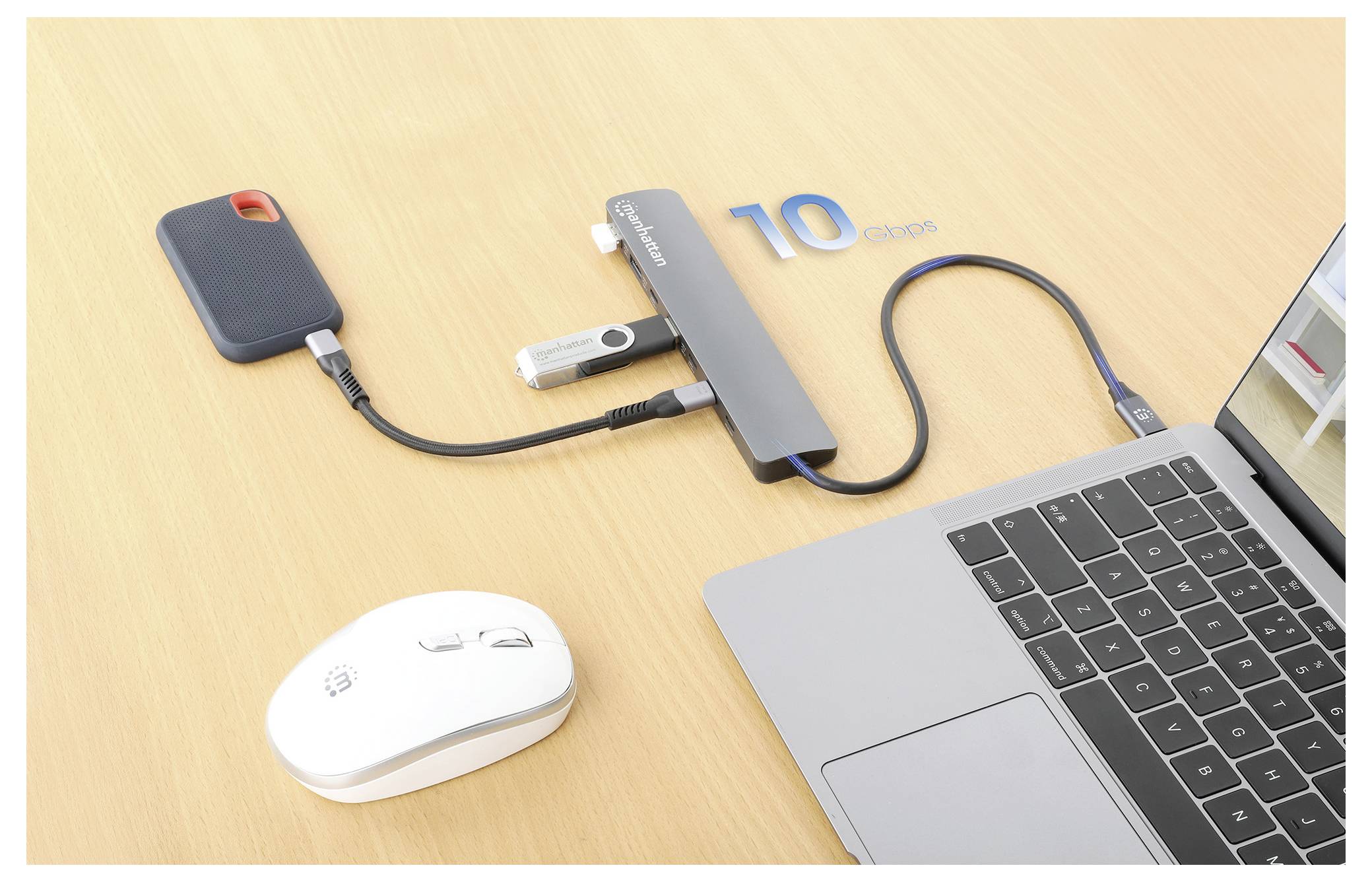 "10 klick" visas ovanför en USB-hubb ansluten till en bärbar dator. Hubben har en bärbar hårddisk och en USB-flashenhet ansluten, med en trådlös mus i närheten.