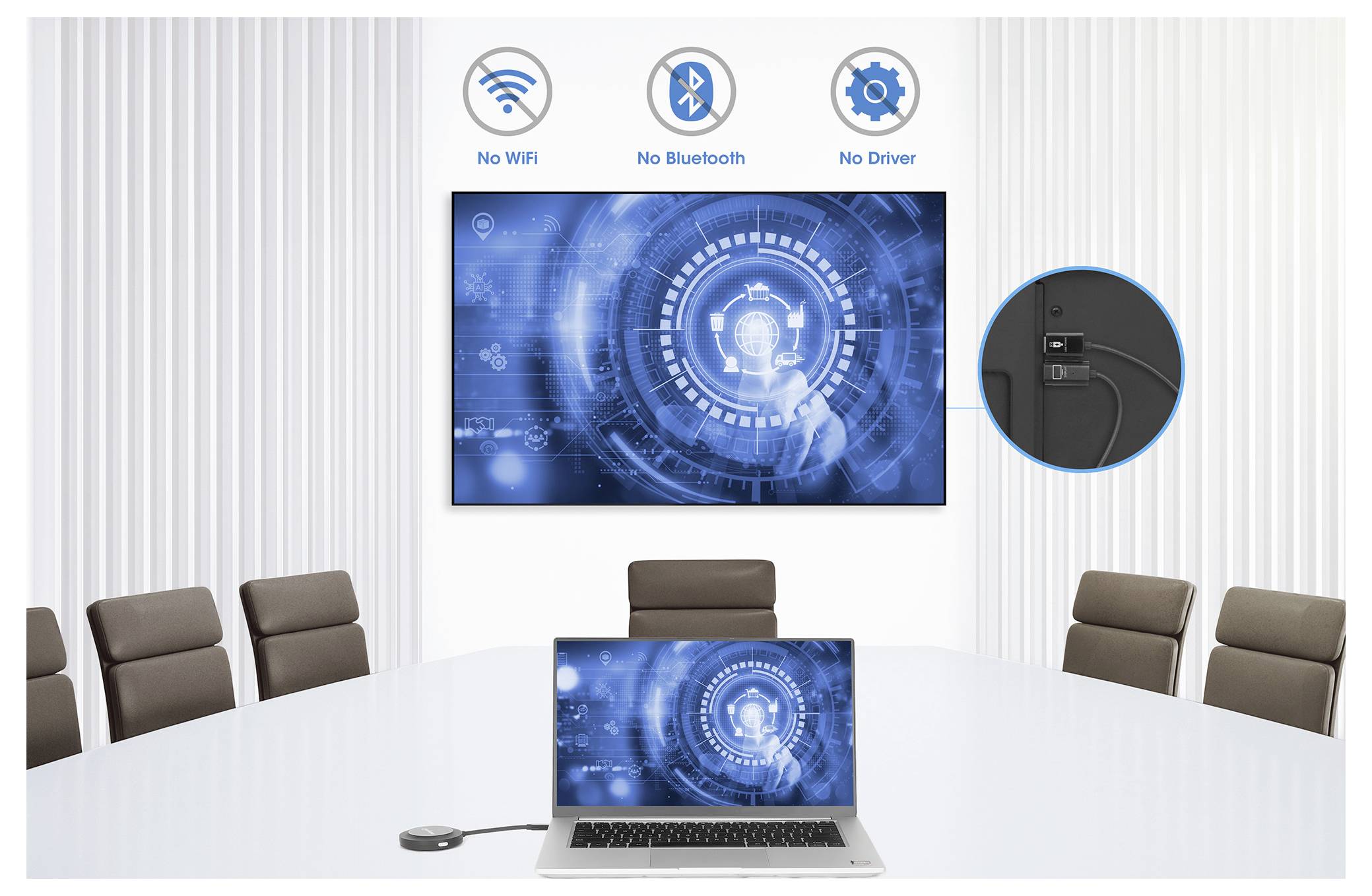 Ett konferensrum med en stor skärm som visar ett digitalt gränssnitt. En ansluten bärbar dator speglar skärmens innehål. Ingen WiFi behövs.
