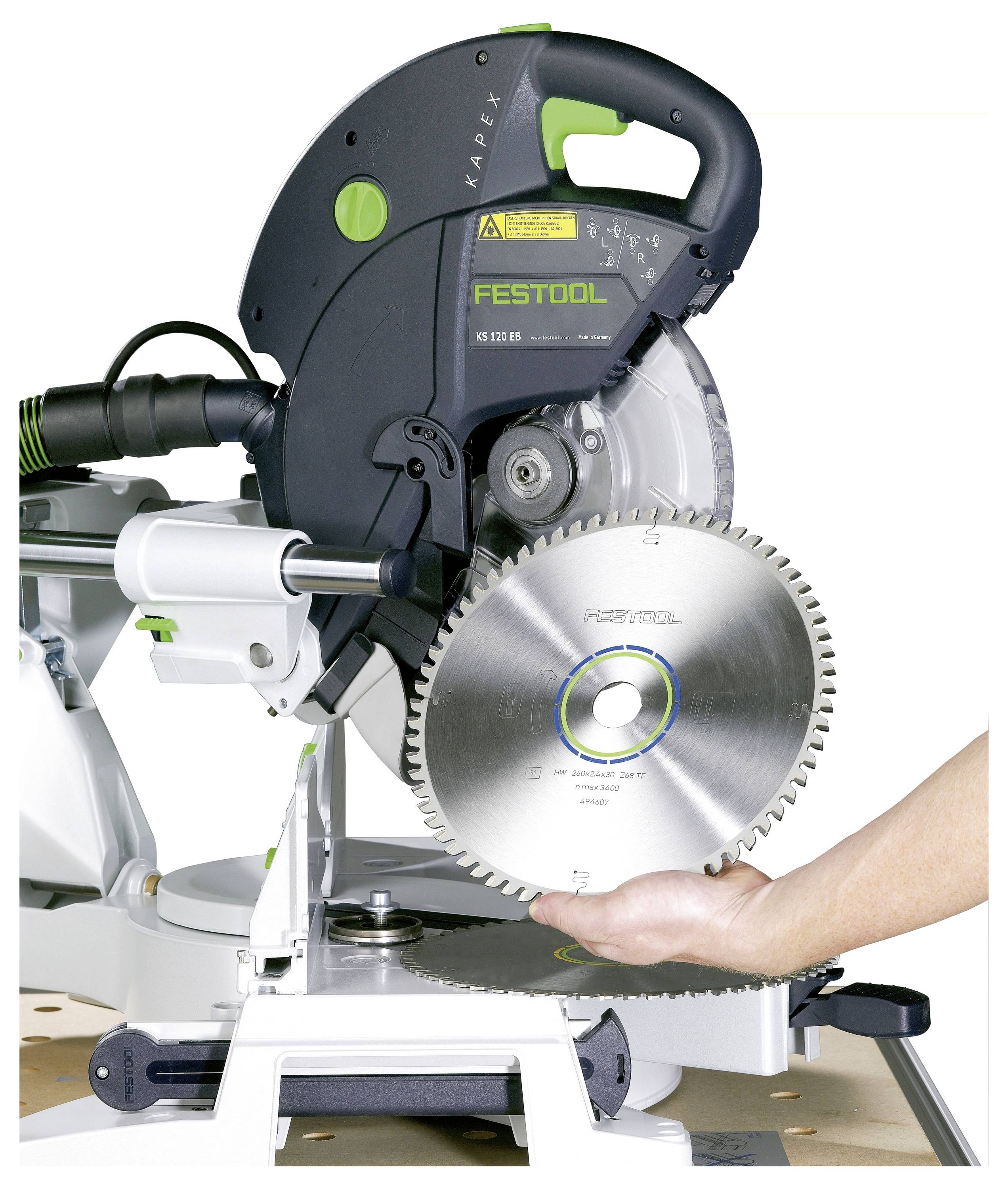 En person håller ett cirkelskärsblad innan installation i ett Festool elverktyg, som visar dess design och funktionalitet för snickeri.