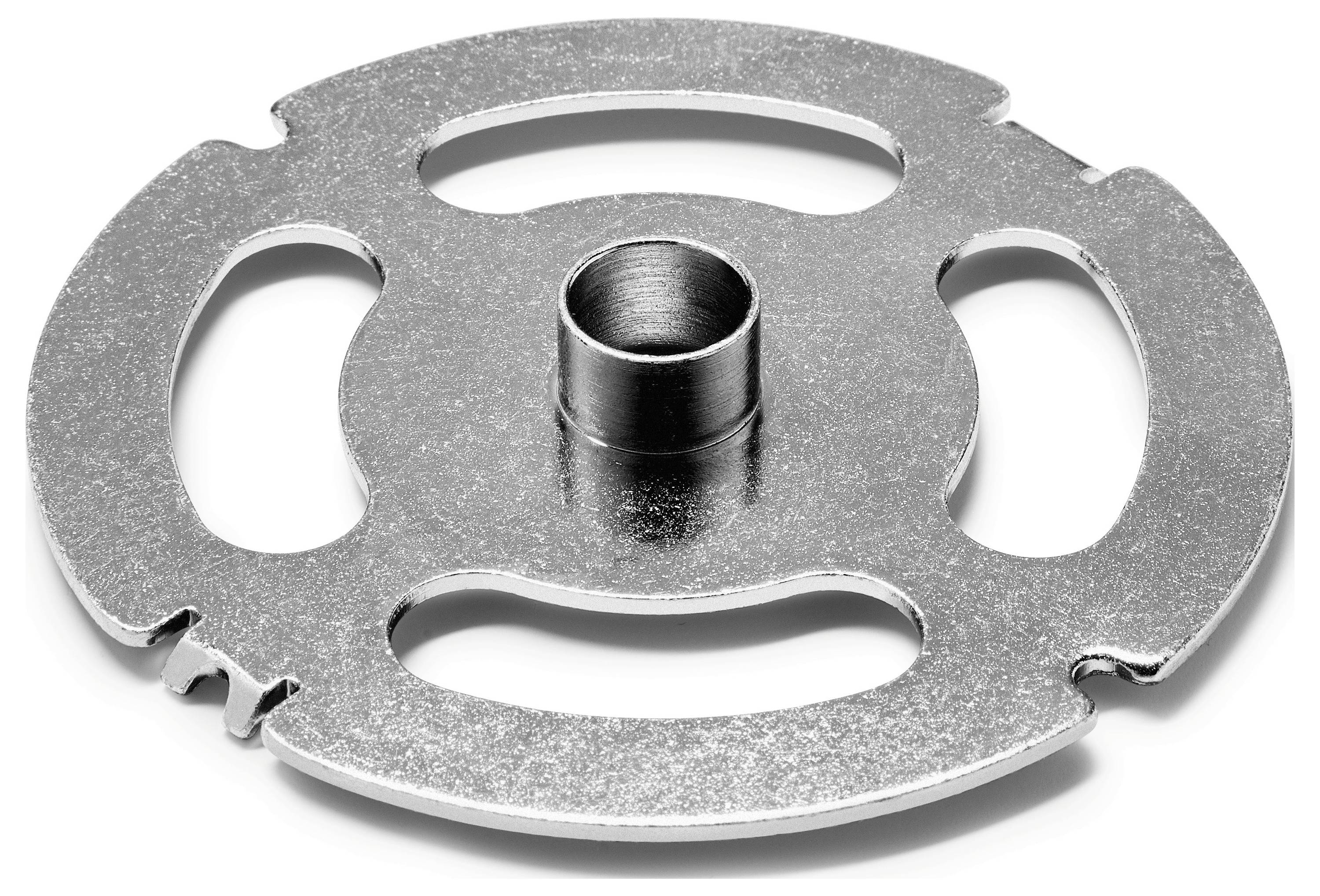 En rund metallskiva med utskurna sektioner och ett centralt cylindriskt hål, som liknar ett kugghjul eller en industriell komponent, på en vit bakgrund.