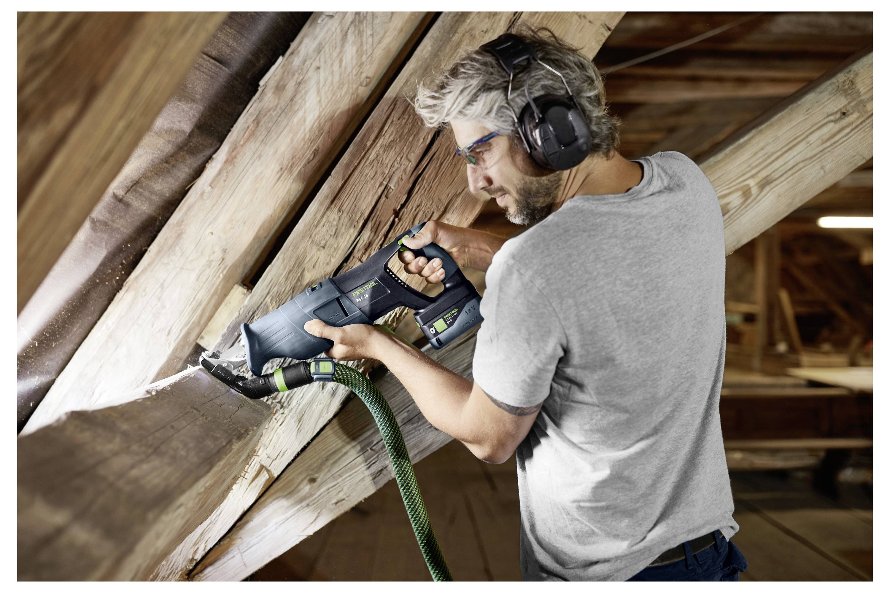 Ett Festool-styrskensystem positionerat över ett träbräde, som visar precisionssäkerhet med ergonomisk handtagsdesign.