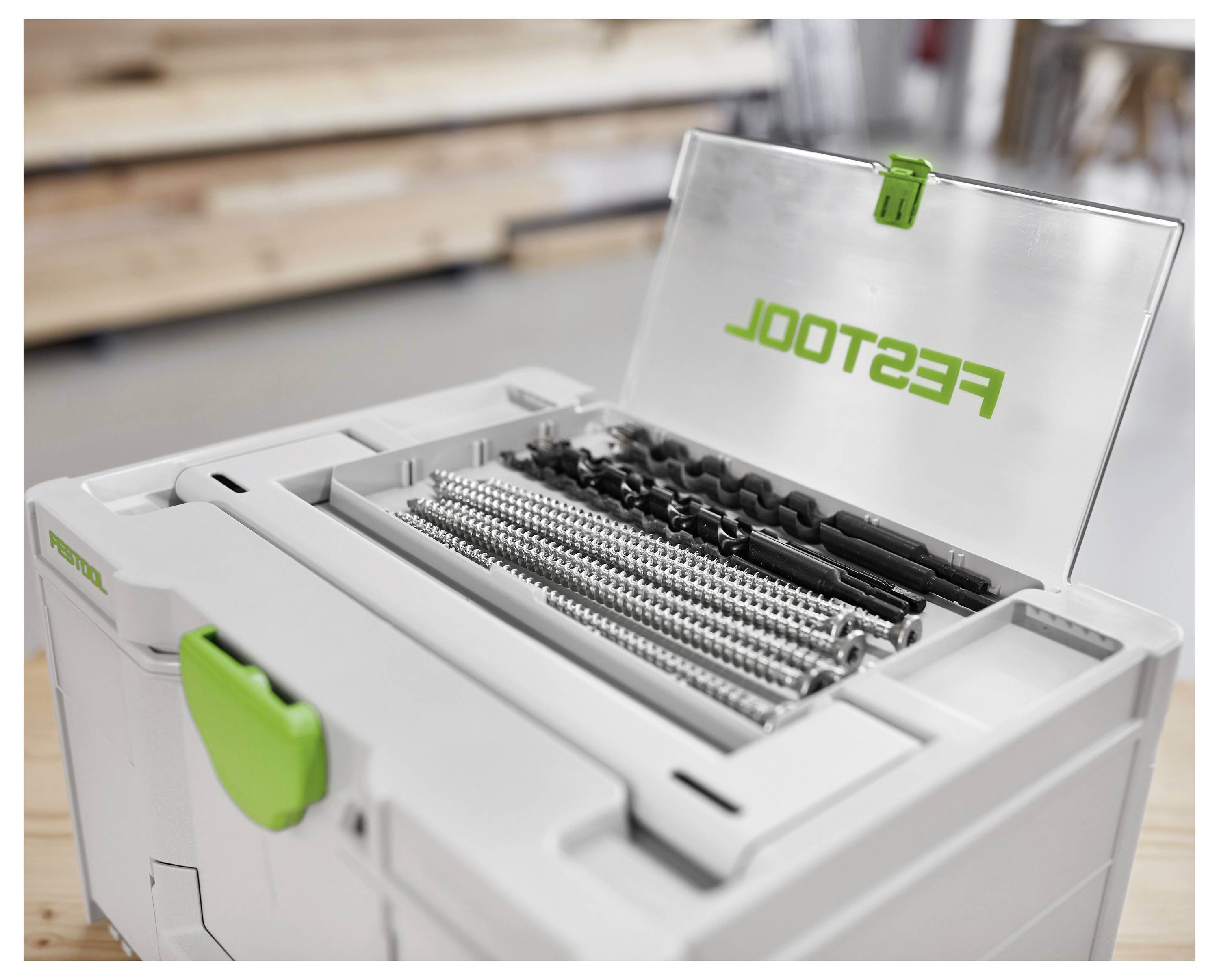 Person som använder ett Festool elverktyg för att borra i trä och visar tatueringar på armarna.