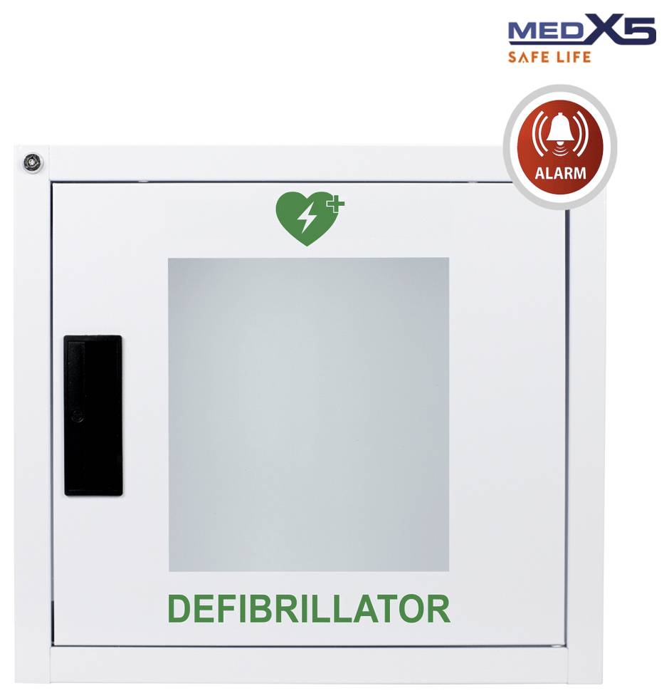 Vit väggmonterad defibrillatorkapsyl med glasklaff, grönt hjärtikon och röd ALARM-indikator; märkt 'DEFIBRILLATOR' och 'MEDX5 SAFE LIFE'.