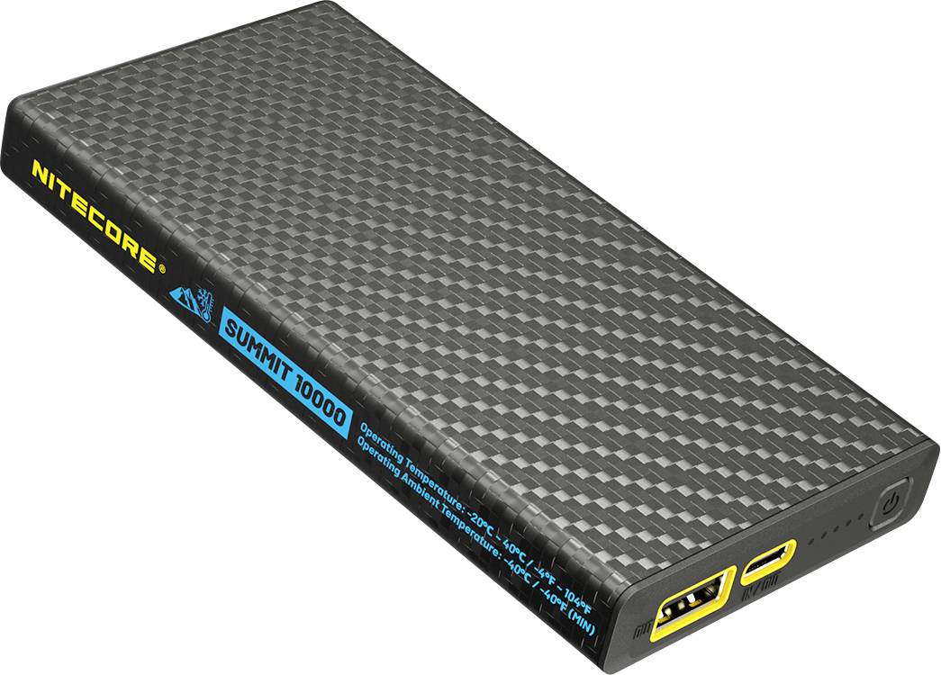 Svart Nitecore Summit 10000 powerbank med kolfiber-mönster, utrustad med USB och USB-C-portar.