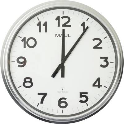 En rund väggklocka som visar tiden 12:03, med svarta siffror och visare på en vit urtavla, omgiven av en silverram.