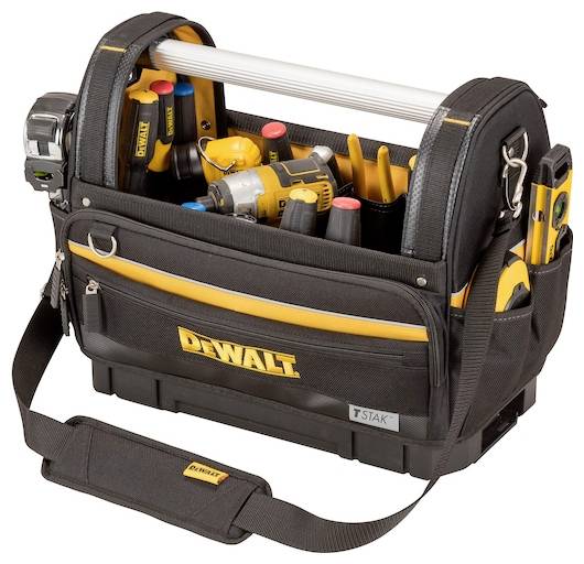 En svart och gul DEWALT verktygsbag fylld med olika verktyg som skruvdragare, en borr och ett måttband, med en axelrem.