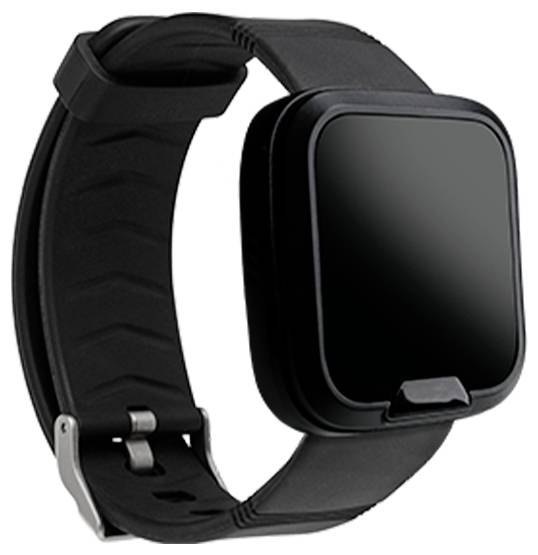 En svart smart watch med en reflekterande fyrkantig display och ett gummiarmband, positionerad i en vinkel som visar spännet och sidoknappen.