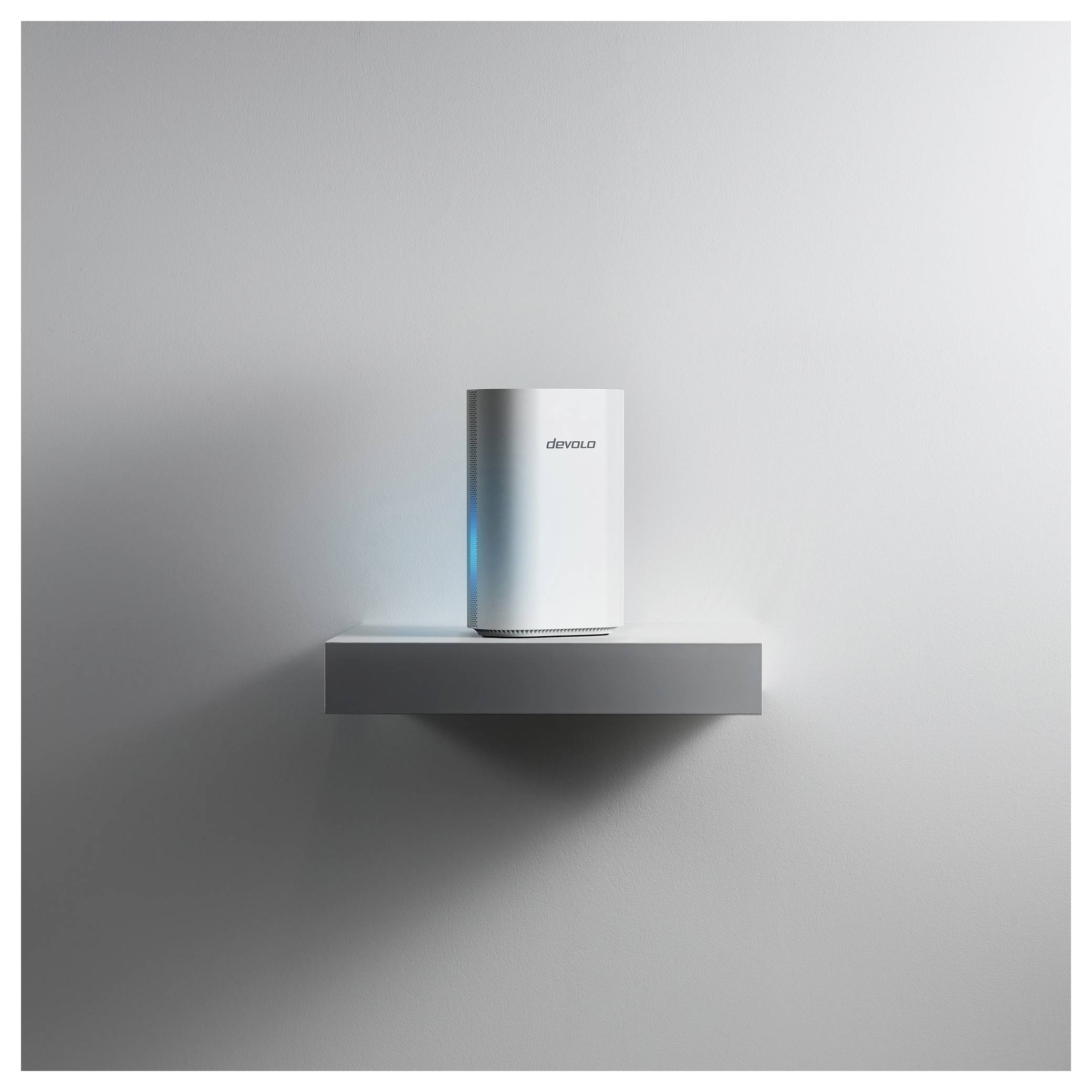 En snygg, modern Wi-Fi-router med ett blått LED-ljus på en minimalistisk väggshylla mot en enkel bakgrund.