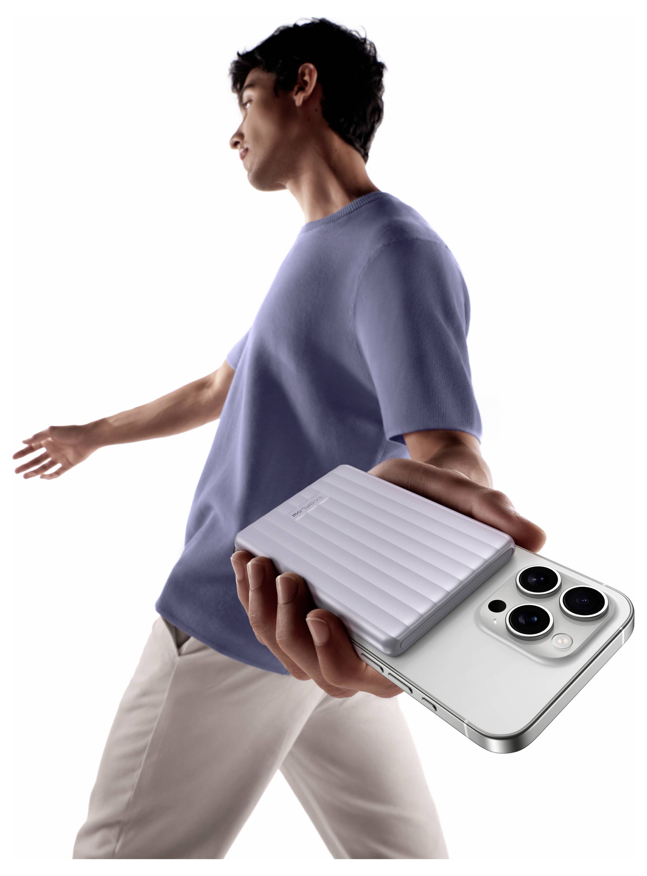 En person i en blå skjorta håller en elegant smartphone med randig baksida och visar upp dess kamerafunktioner.