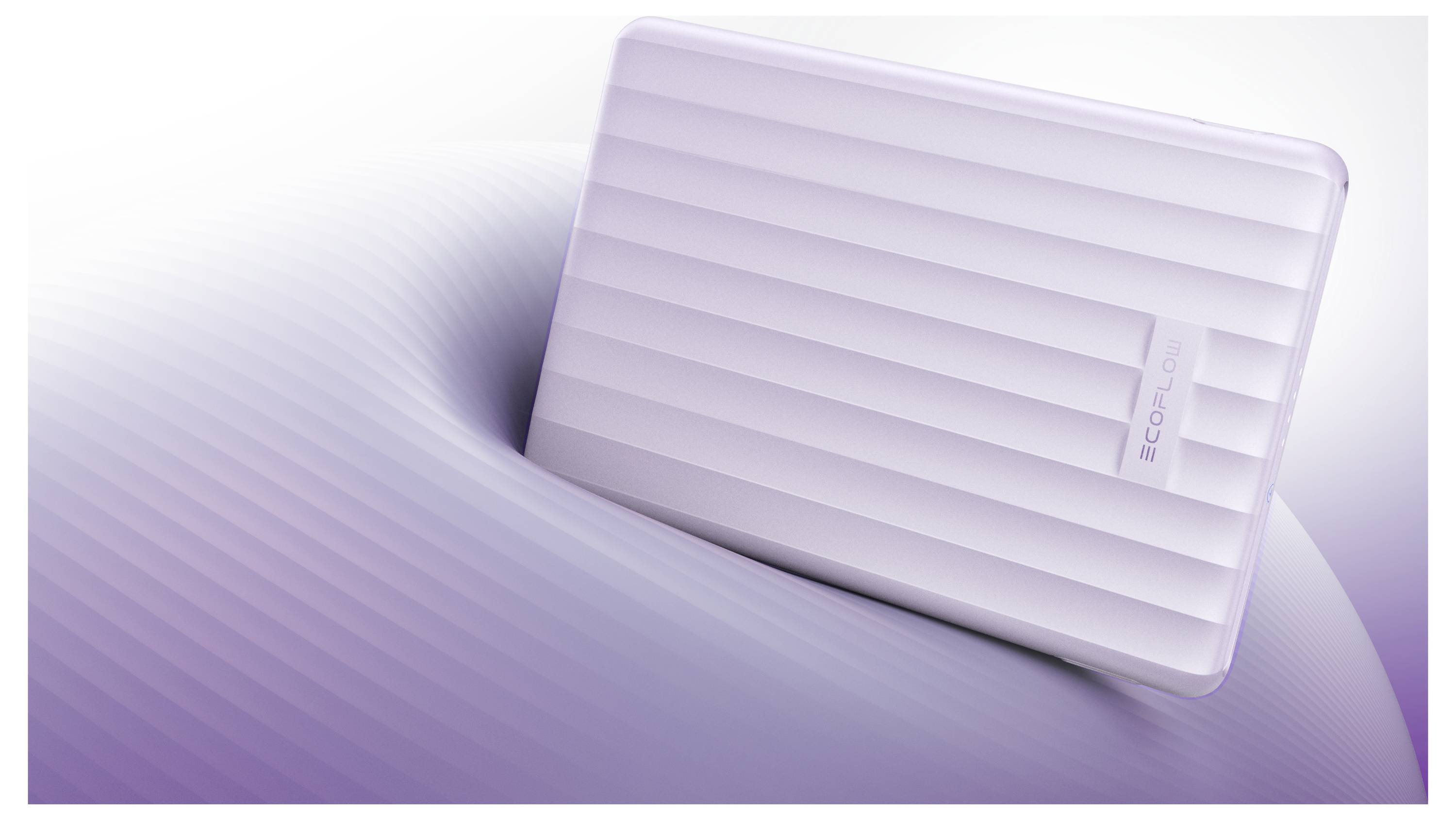 En rektangulär, randig objekt med en mild violett färg är delvis nedsänkt i en mjuk, tygliknande yta.