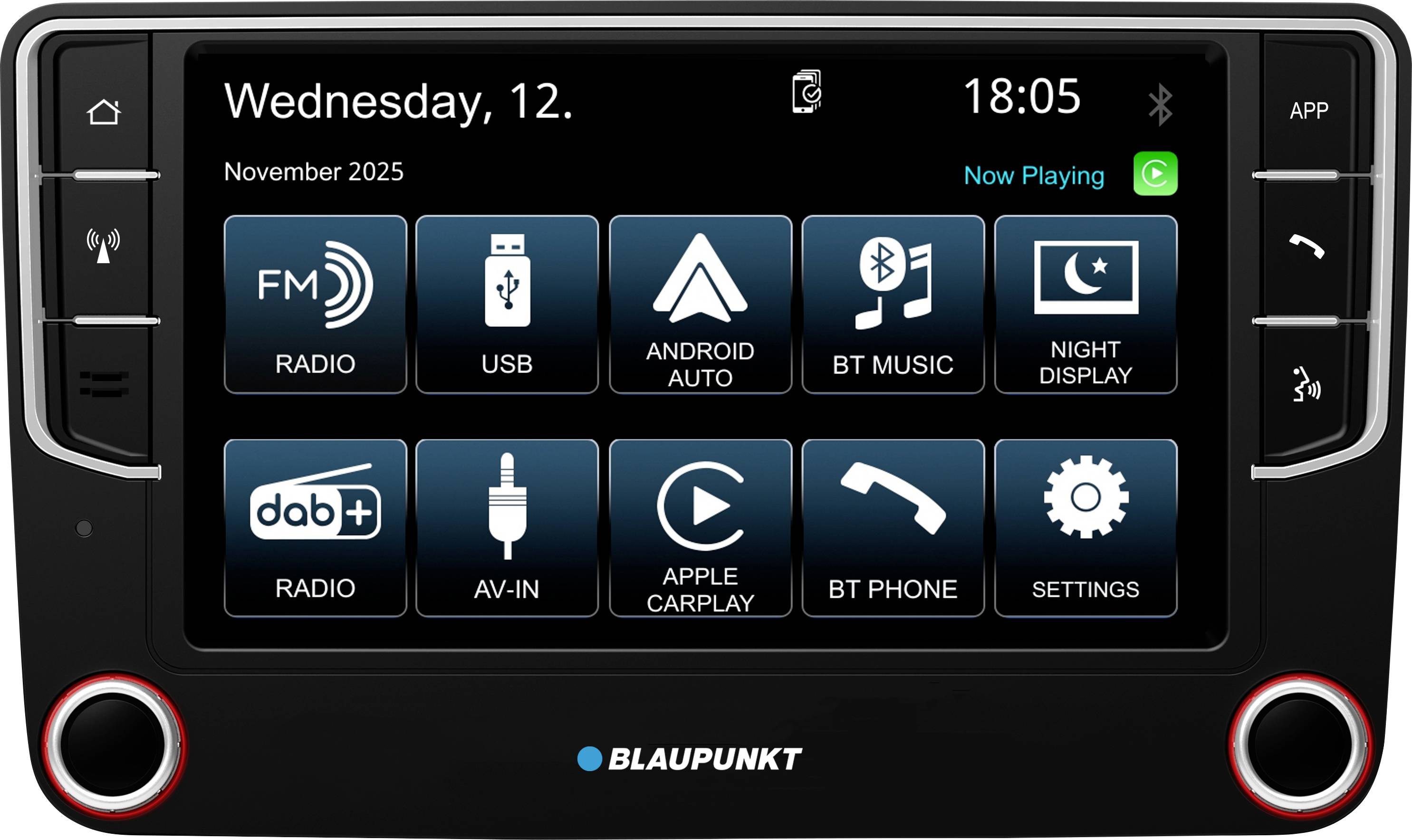 'Bilstereons displayskärm som visar datum, tid och alternativ: FM-radio, USB, Android Auto, BT-musik, nattdisplay och mer.'