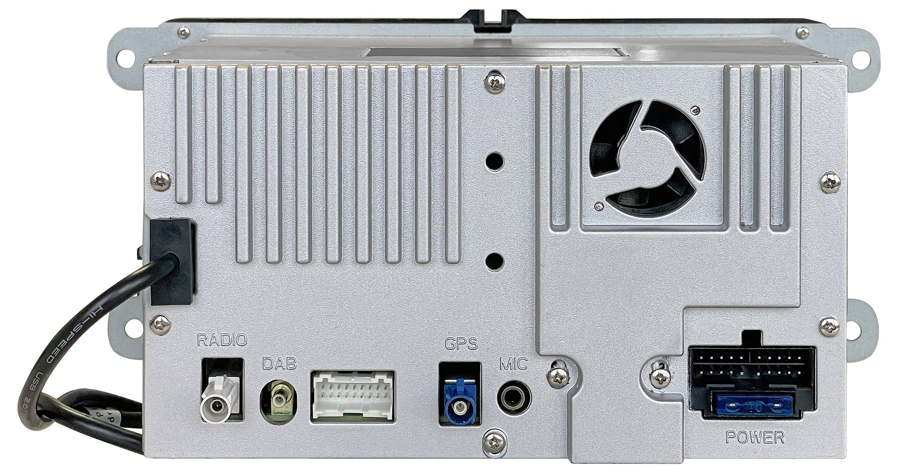 Baksidan av en elektronisk enhet som visar portar märkta "RADIO," "DAB," "GPS," "MIC," och en sektion märkt "POWER" med en fläkt och ledningar.