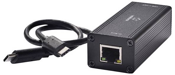 USB-C till Ethernet-adapter med ansluten kabel, visad bredvid en RJ45-nätverksport på en svart rektangulär enhet.