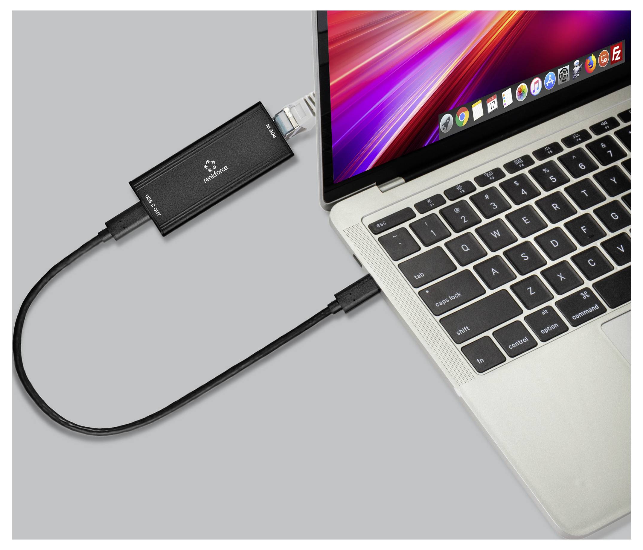 USB-C-hubbadapter ansluten via kabel till en bärbar dator, vilket visar en extern enhetslänk för laddning eller dataöverföring.