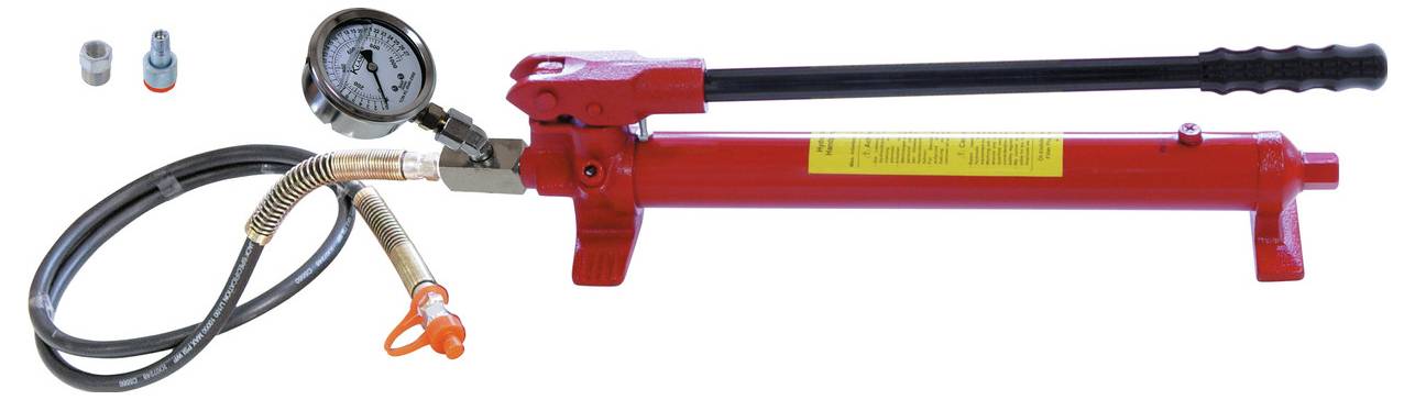 Röd hydraulisk pump med handtag, manometer och ansluten svart slang; används för tryckprovning eller hydrauliska tillämpningar.